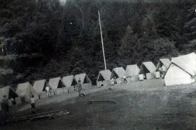 Letní tábory pro děti byly pořádány pod záštitou Pionýrské organizace, ale byly vedené ve skautském duchu (70. léta)